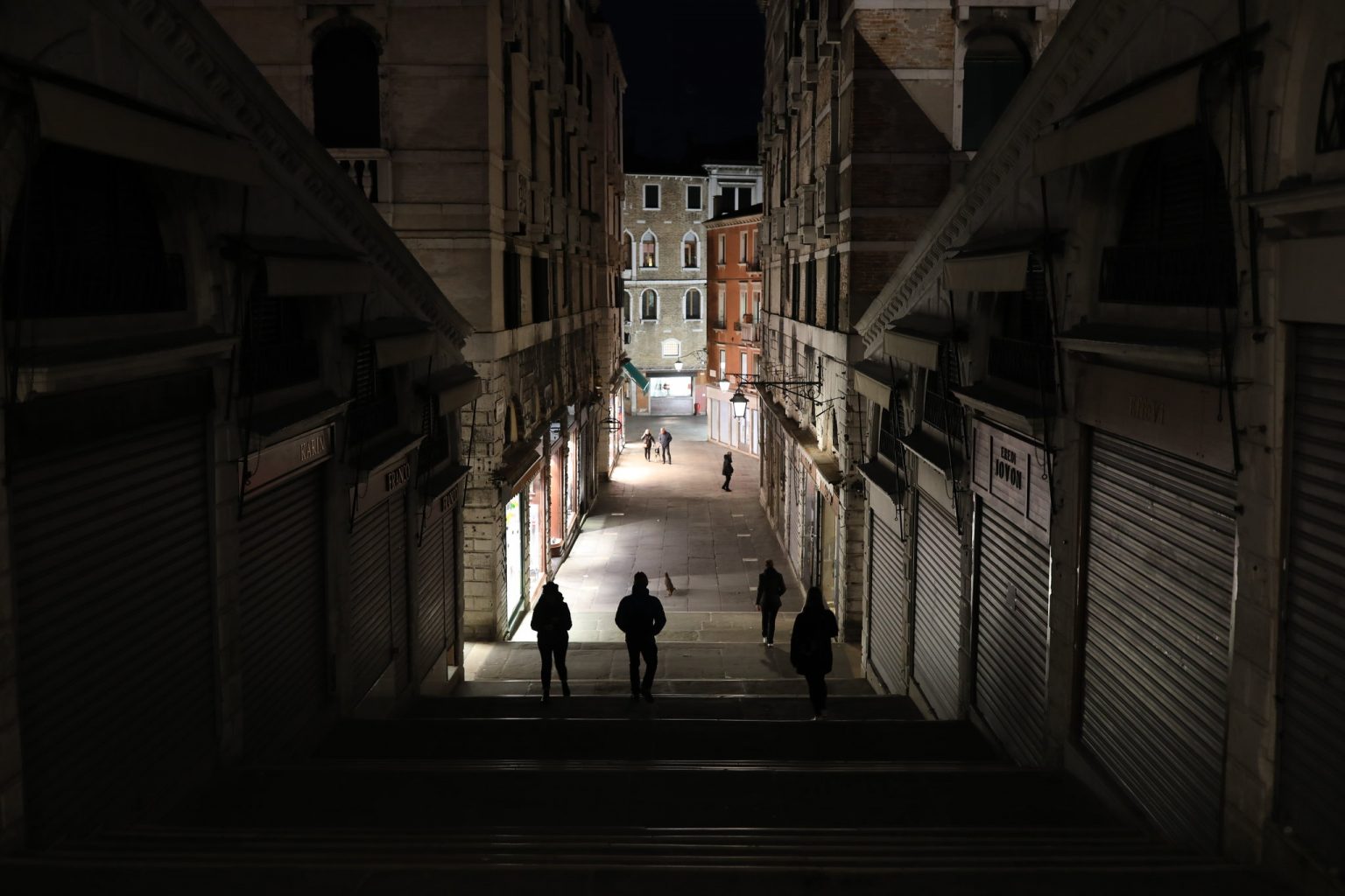 Quite street. Сера в Италии. Rome situation Italy Lockdown.